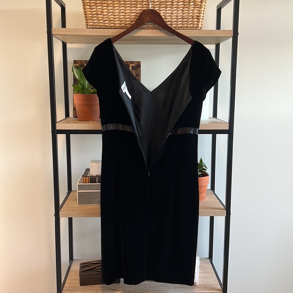 Bloomingdale's Velveteen Rayon/Silk V-neck Evening Gown Dress (LBD), 10 - Picture 5 of 6
